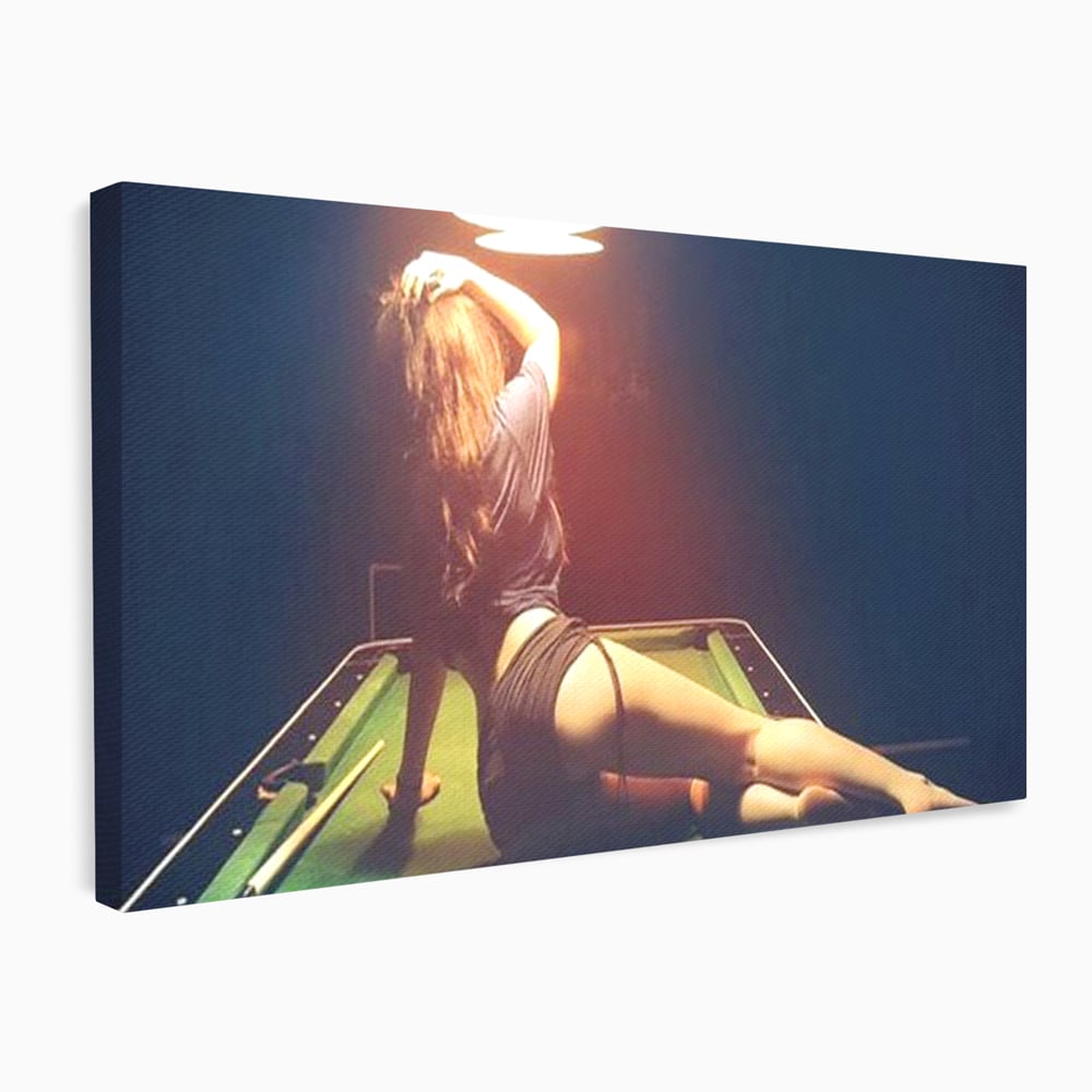 Tablou canvas cu tablou canvas cu silueta feminina pe masa de biliard, fara rama, pe sasiu de lemn